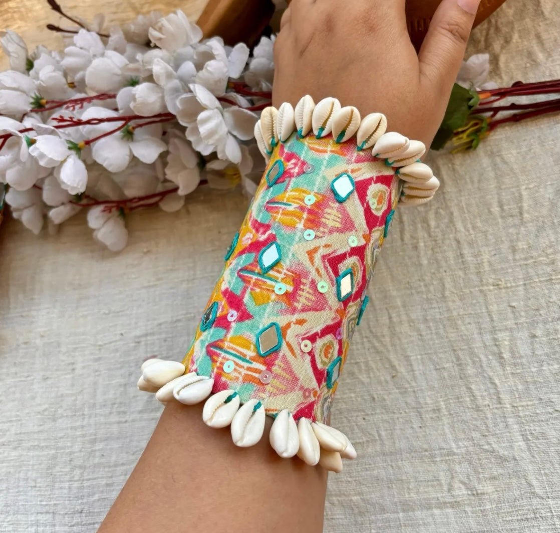 C. Large Cowrie Handcuff